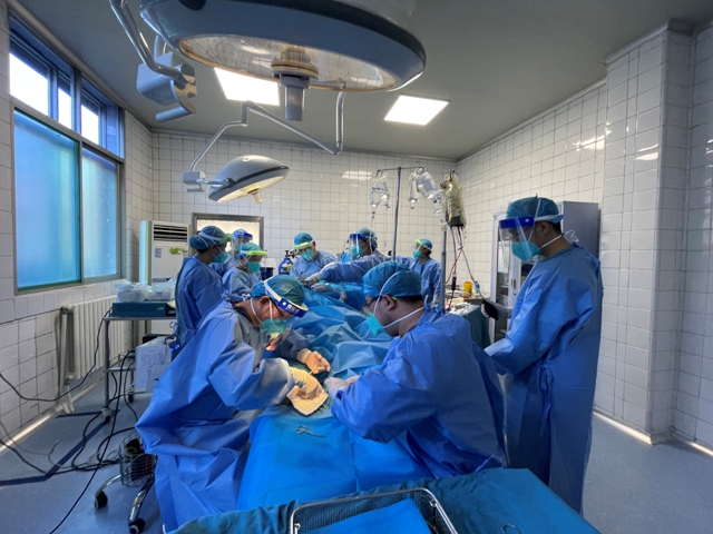 六合彩生肖创伤中心全力抢救一名危重多发伤患者