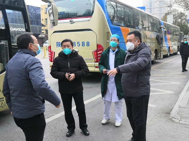 “疫”线有我，星夜响应- 陕西省第四人民医院紧急组建170名医务人员支援未央区核酸采样工作