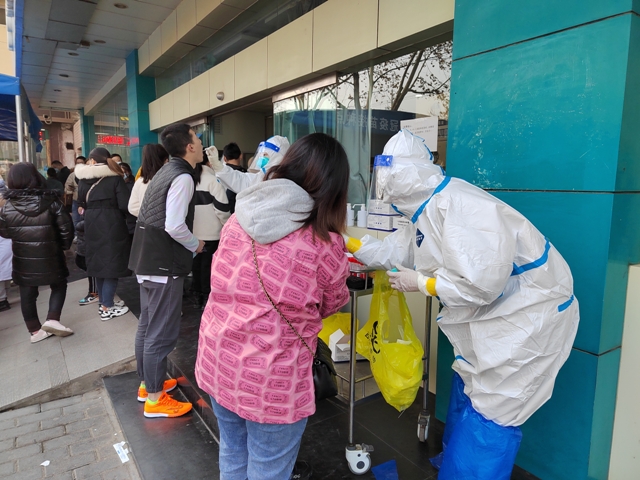 陕西省第四人民医院增设临时核酸采样点助力复工返学