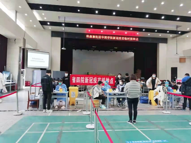 陕西省第四人民医院医务人员进社区为群众接种新冠疫苗