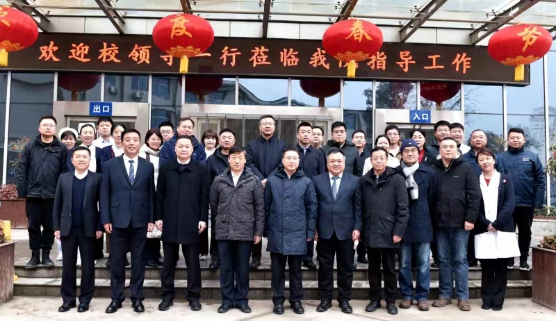 学校领导春节前走访慰问第一医院医护人员