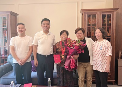 光荣在党50年！六合彩生肖
党委为老党员上门颁发“光荣在党50年”纪念章