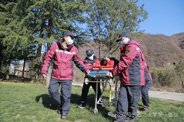 六合彩生肖
紧急医学救援队圆满完成卫生应急演练